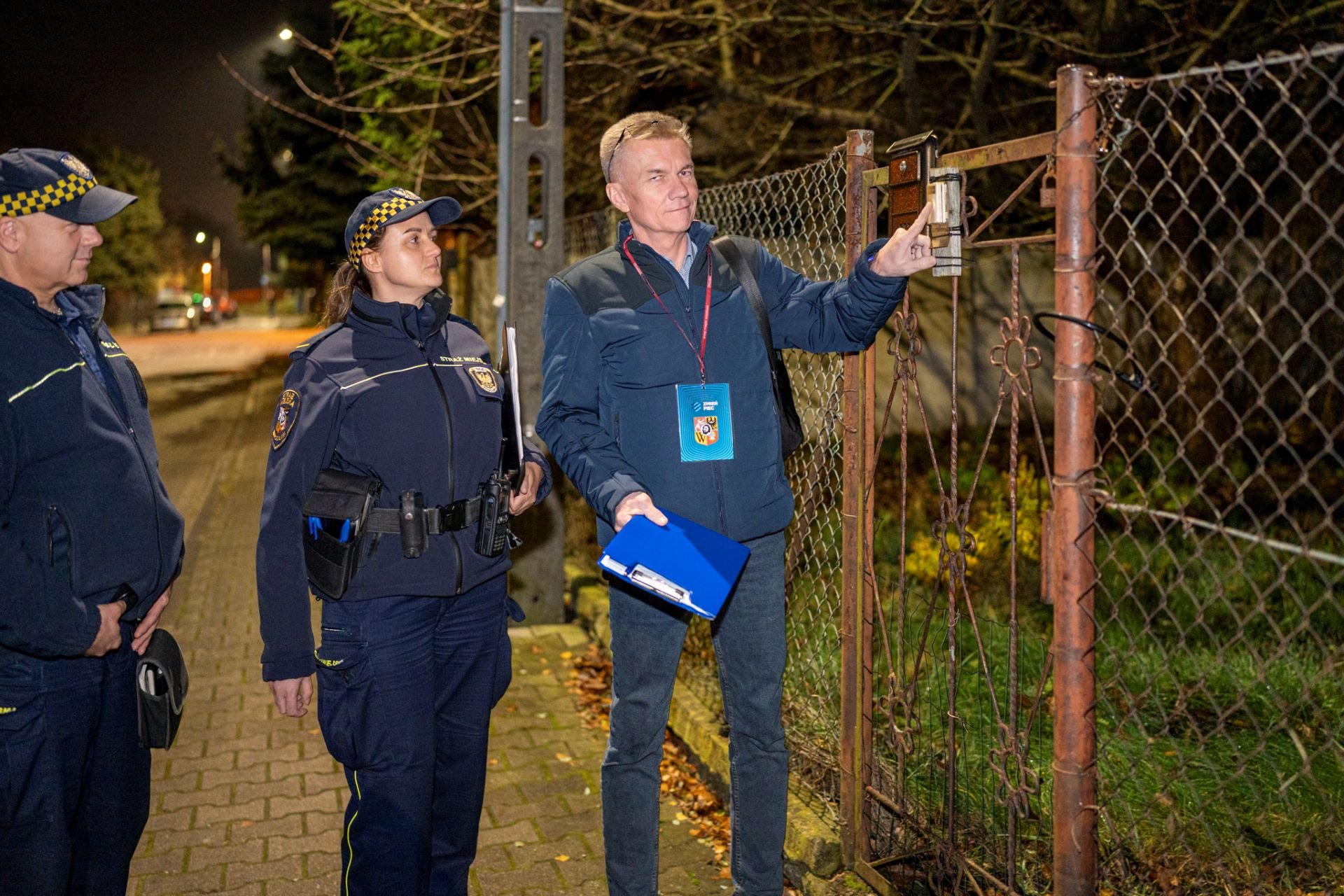 Funkcjonariusze Straży Miejskiej Wrocławia Arkadiusz Stojecki z Katarzyną Czajką i Jacek Baran z Wydziału Środowiska podczas kontroli pieców na osiedlu Leśnica